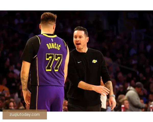 雷迪克透露东契奇下半场带伤出战已通过健康评估明日将接受核磁共振检查